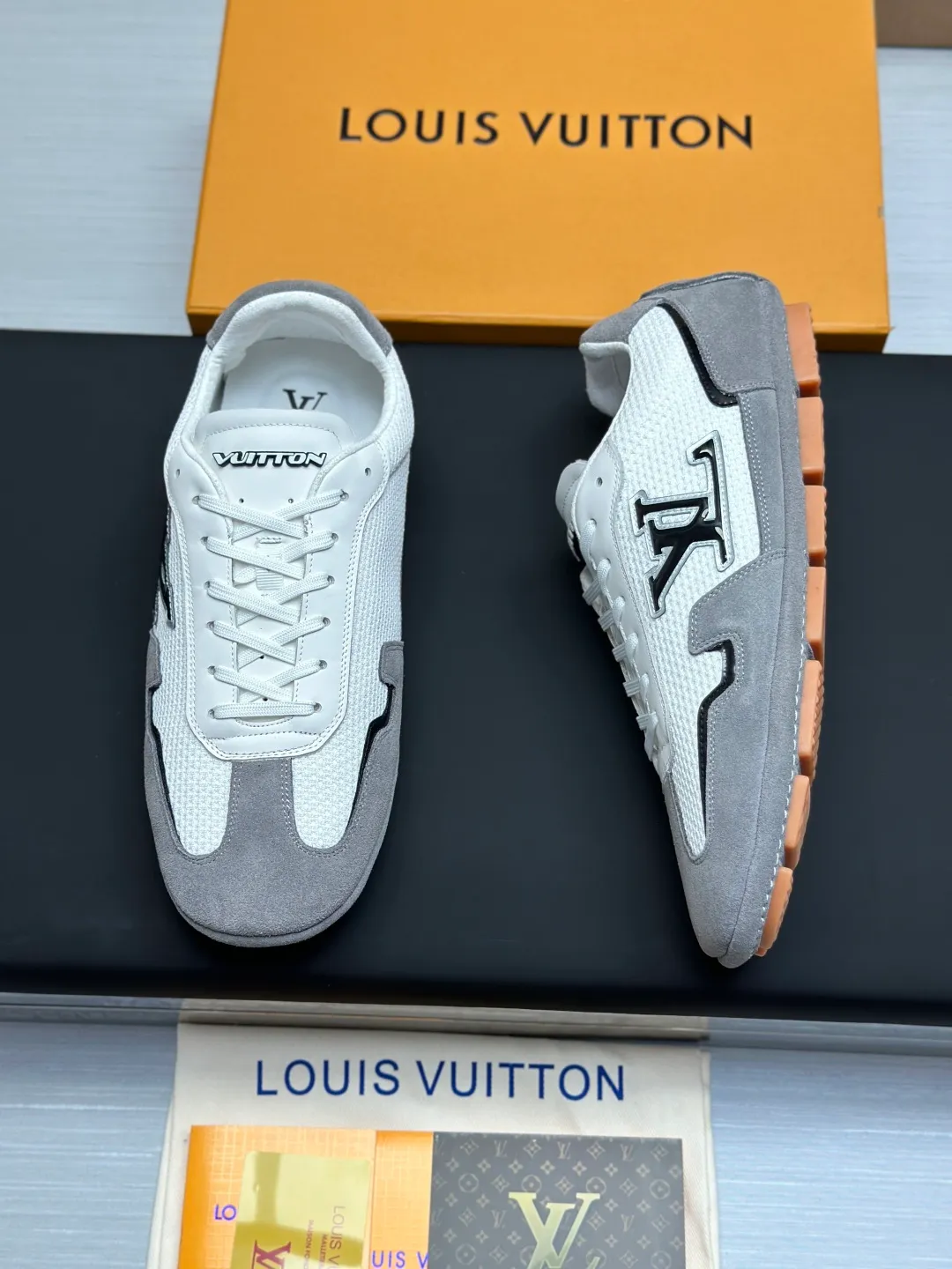 👟👟Ex-factory price 680👟👟 (Top version fully packaged) LV Louis Vuitton L Family Donkey Brand Latest Rally Series Mesh Casual Sports Shoes Doudou Shoes Original purchase, development and production This LV Rally sports shoe is made of suede cow leather and mesh fabric, and a rubber pad outsole is incorporated into the driving shoe configuration, making it a modern choice that is both comfortable and light. The LV letters on the side, the handwritten Louis Vuitton logo on the rear, and the Vuitton logo on the tongue and outsole jointly brand the brand mark. Exquisite packaging at the delivery counter🛍📦 ▪️Fabric: Original customized imported mesh + cowhide ▪️Inner lining: Original customized breathable mesh lining ▪️Outsole: Original molded anti-slip rubber material ▪️Sole thickness: 2CM ▪️Size: Men's 39-45